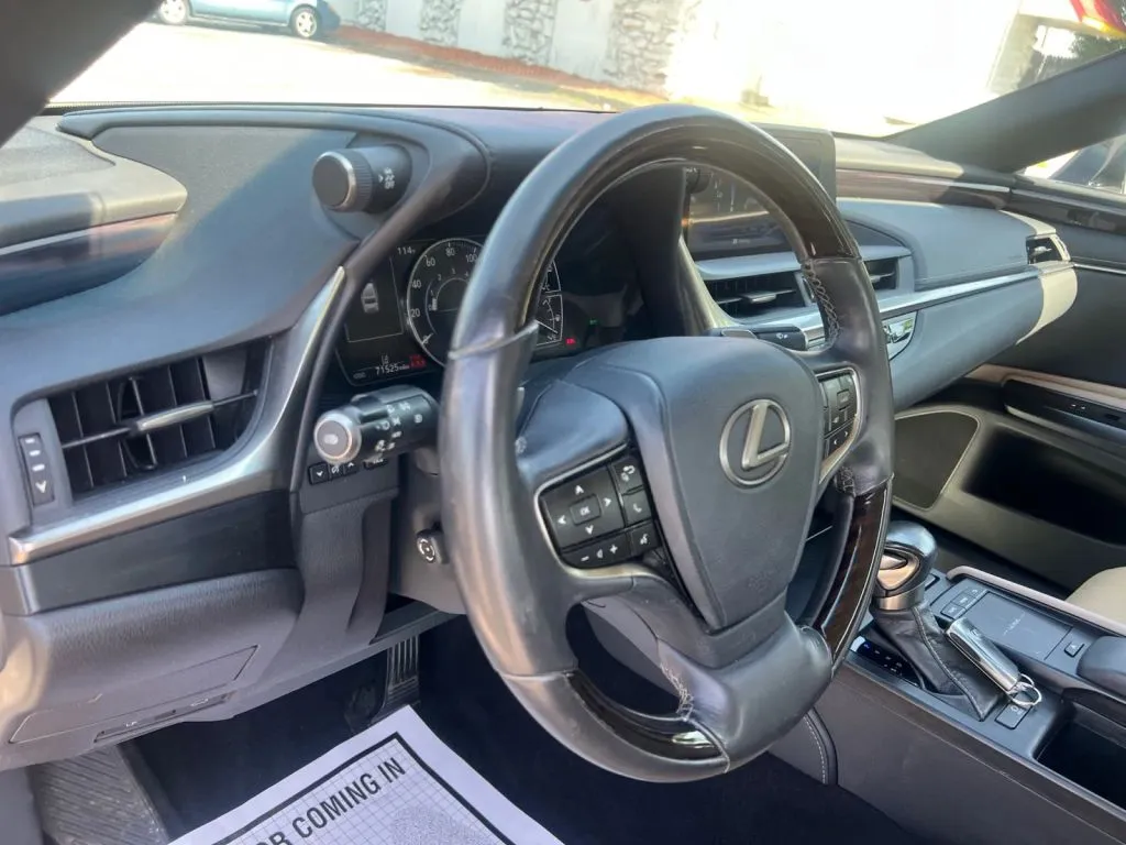 Lexus ES photo 24
