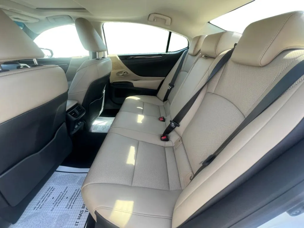 Lexus ES photo 12