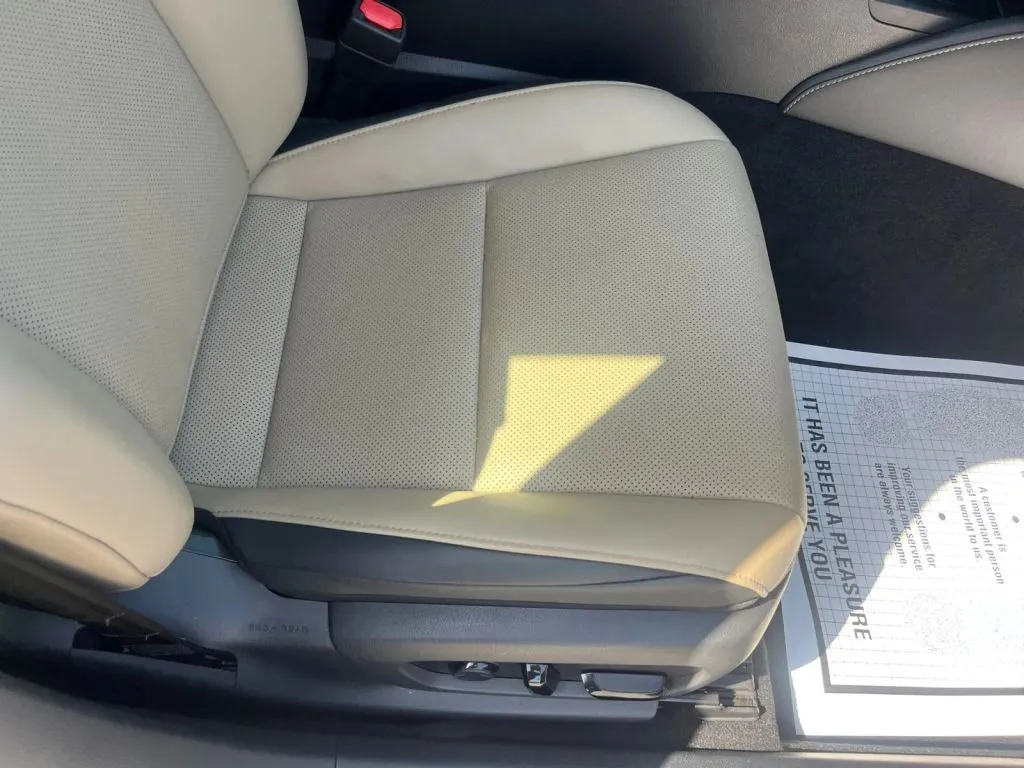 Lexus ES photo 15