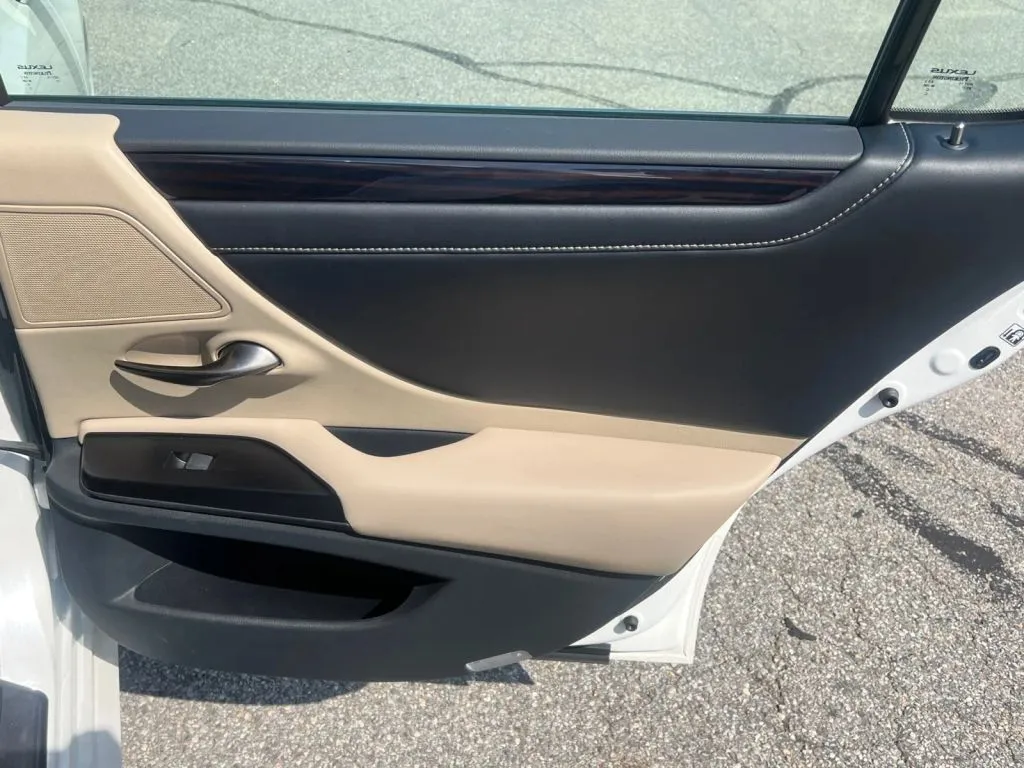 Lexus ES photo 19