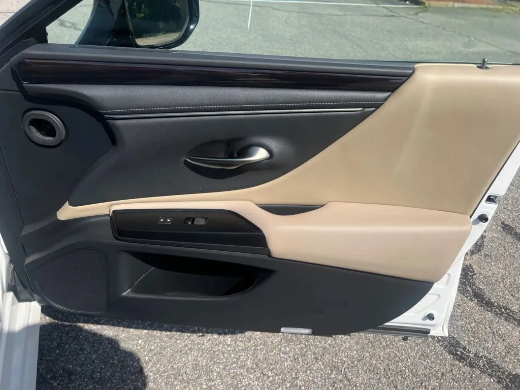 Lexus ES photo 16