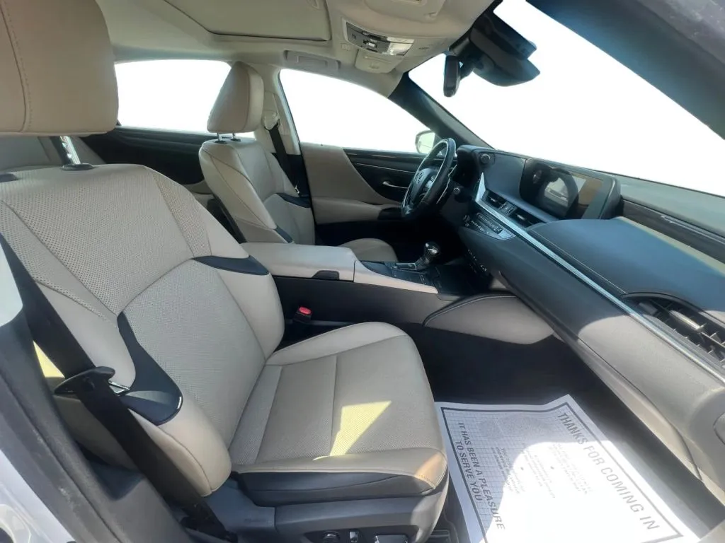 Lexus ES photo 13