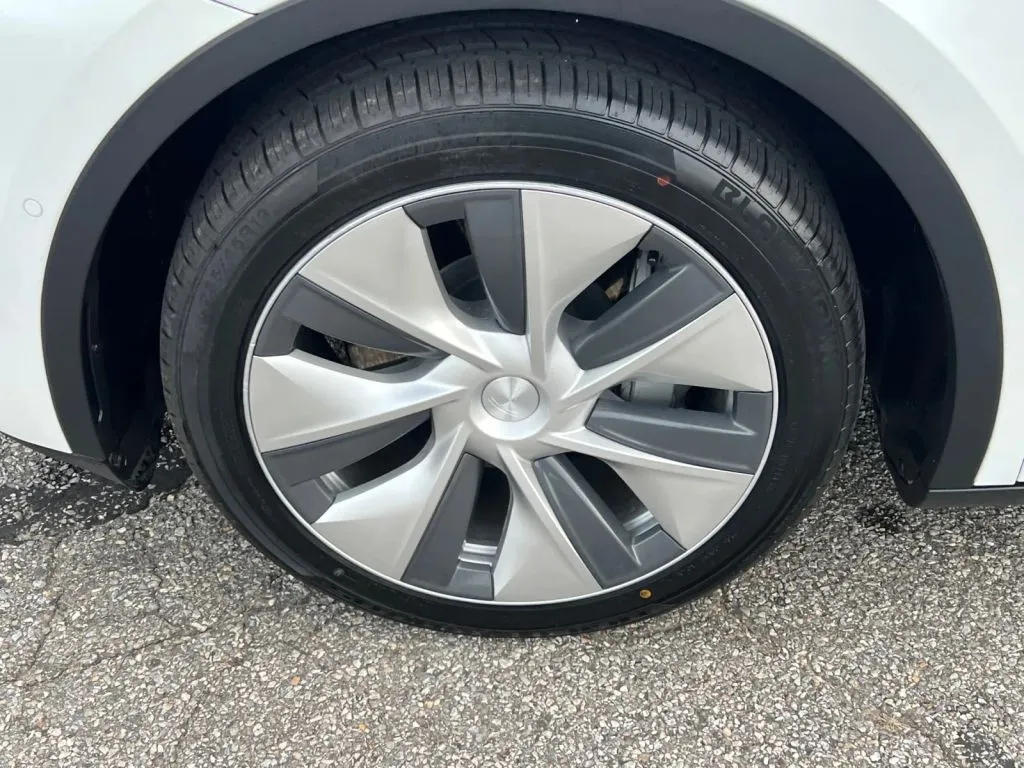 Tesla Model Y photo 31