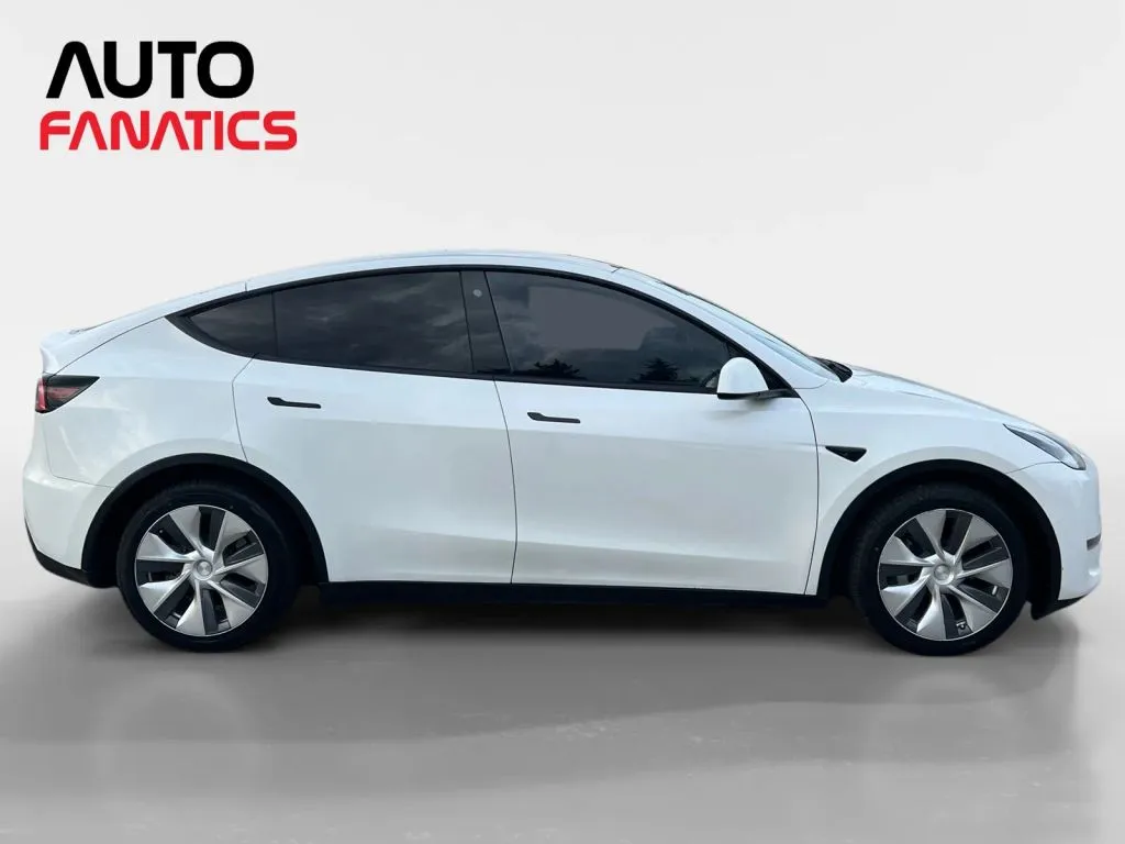 Tesla Model Y photo 7