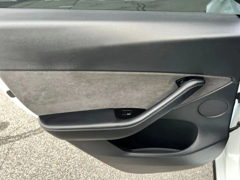 Tesla Model Y photo 24