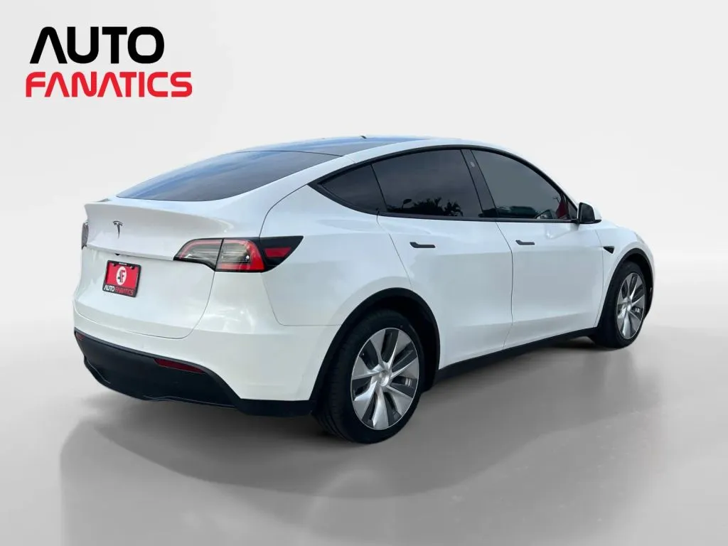 Tesla Model Y photo 6