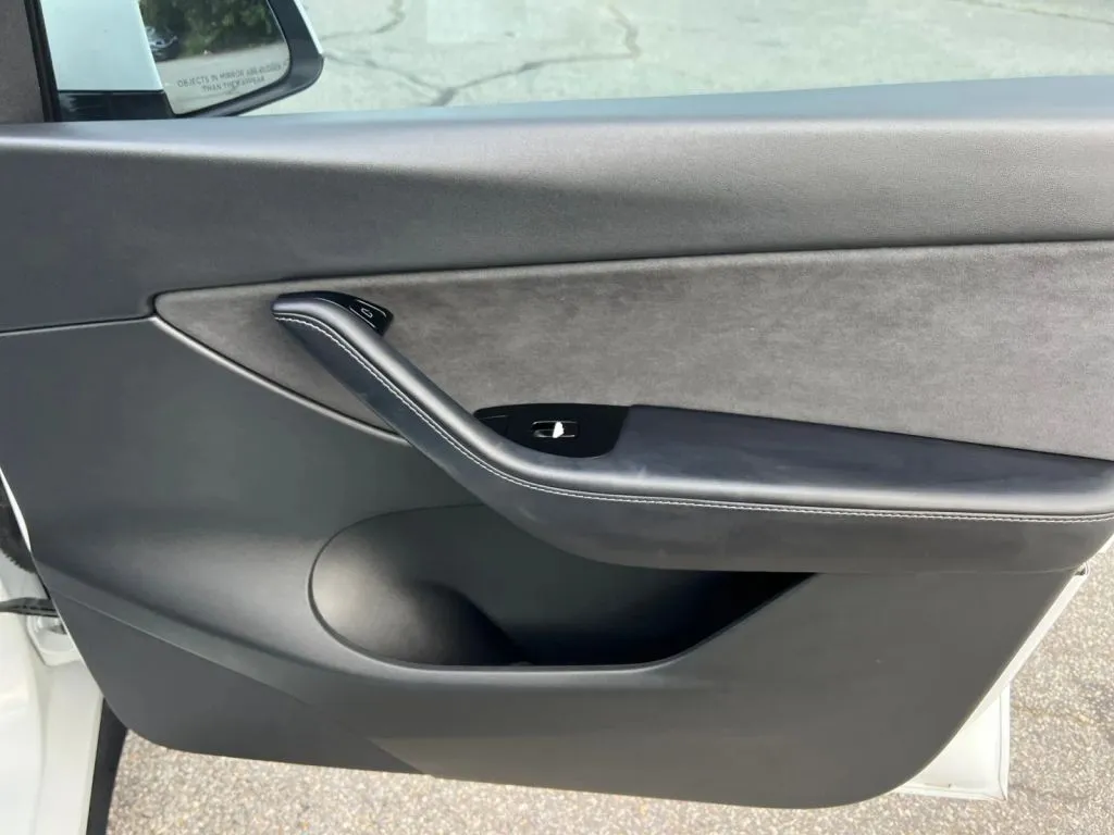 Tesla Model Y photo 17