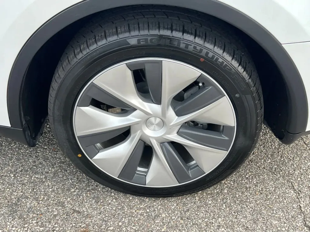 Tesla Model Y photo 39