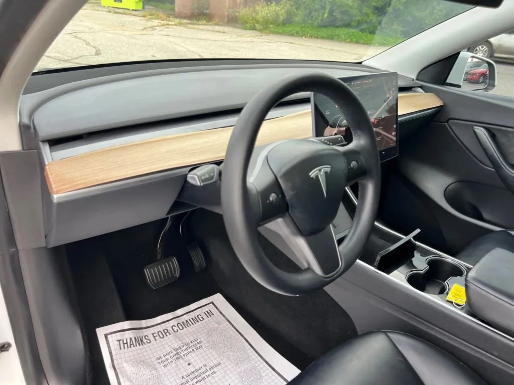 Tesla Model Y photo 27