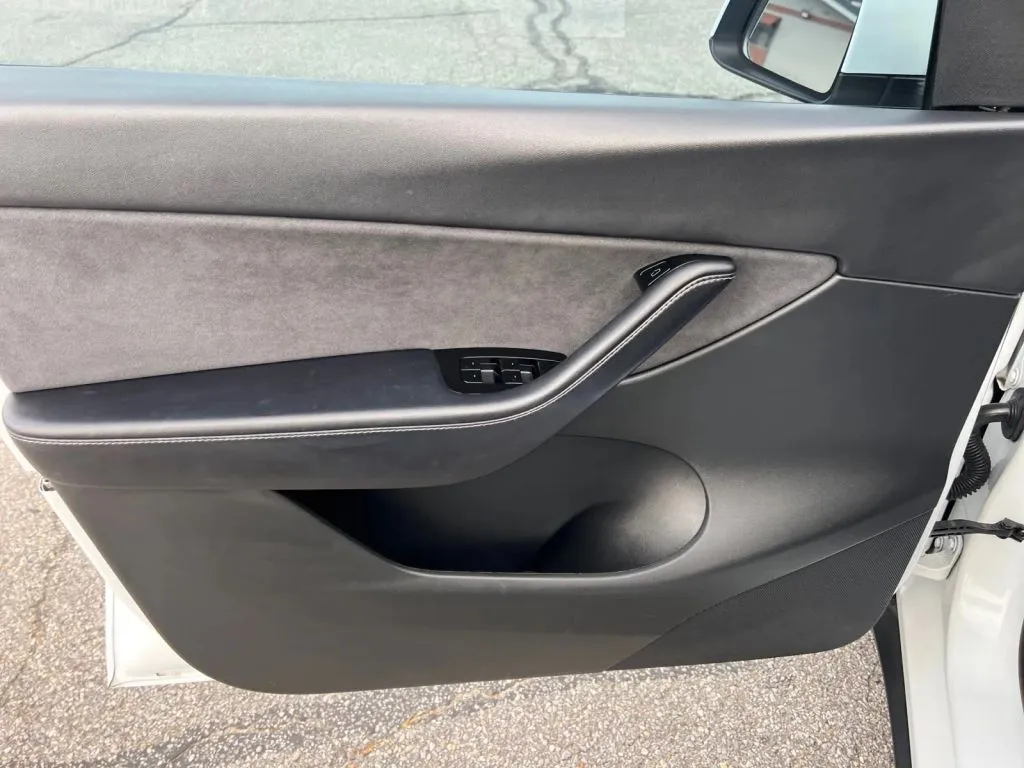 Tesla Model Y photo 28