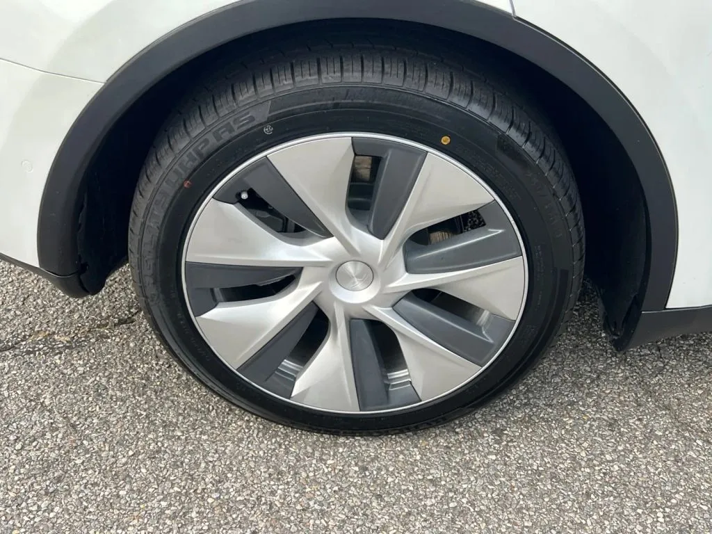 Tesla Model Y photo 36