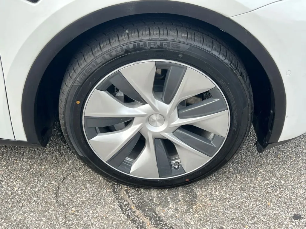 Tesla Model Y photo 34