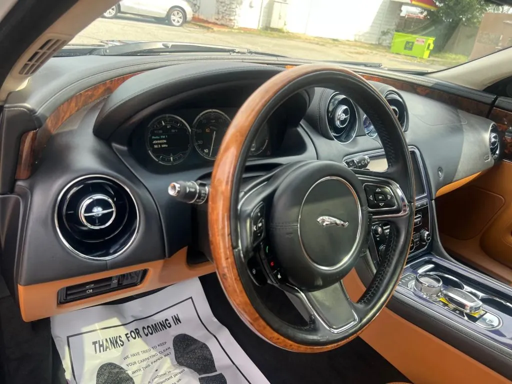 Jaguar XJ photo 26