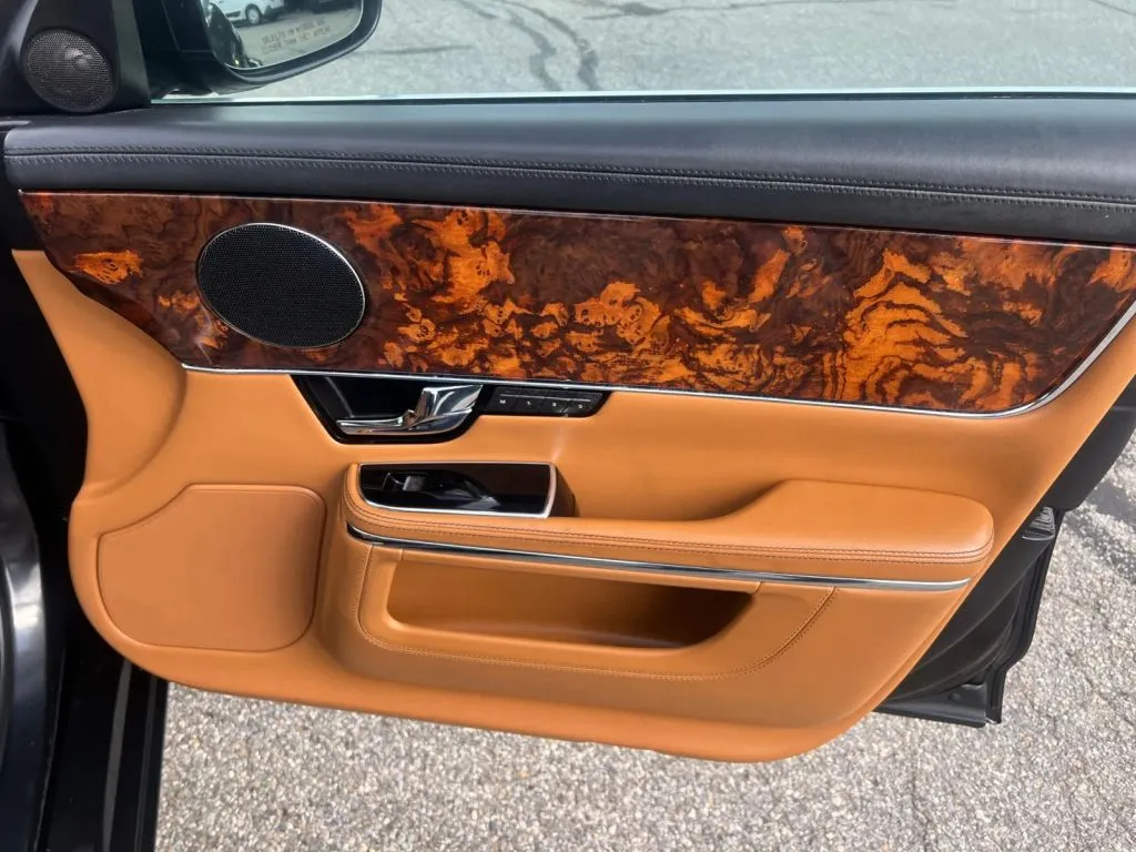 Jaguar XJ photo 18