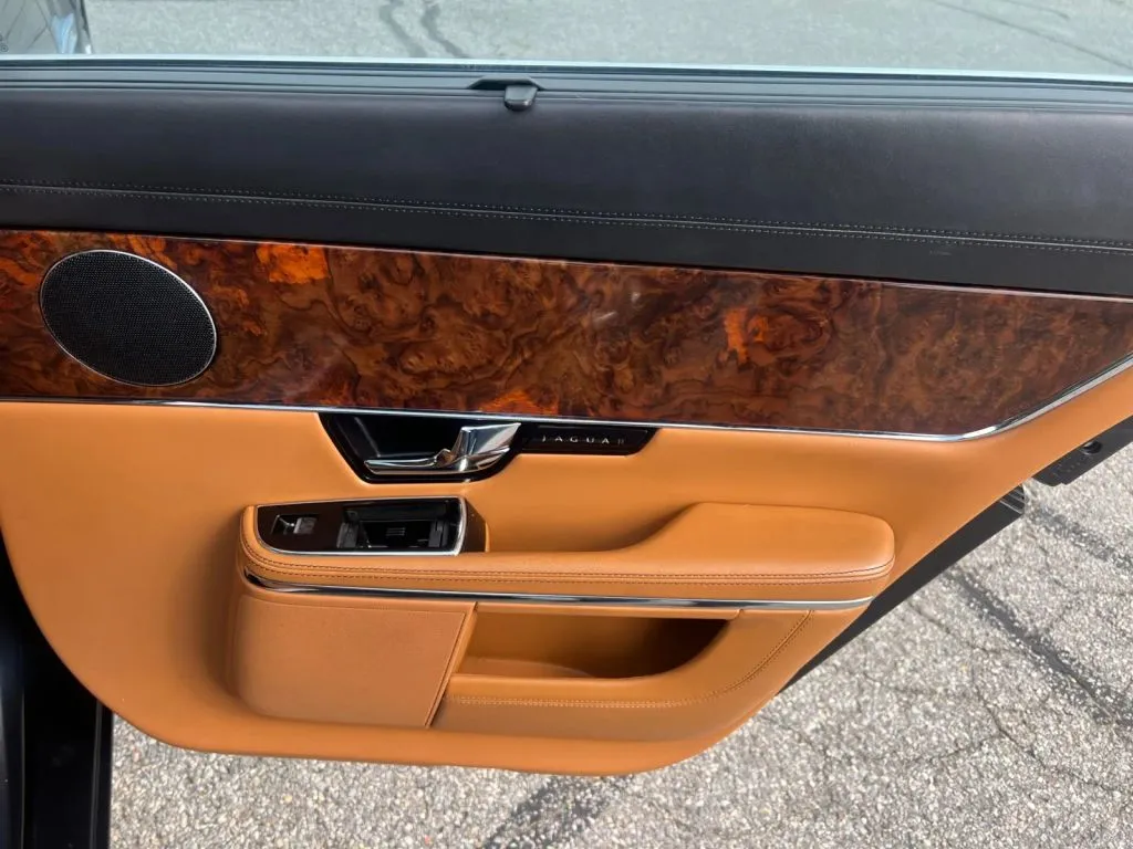 Jaguar XJ photo 21