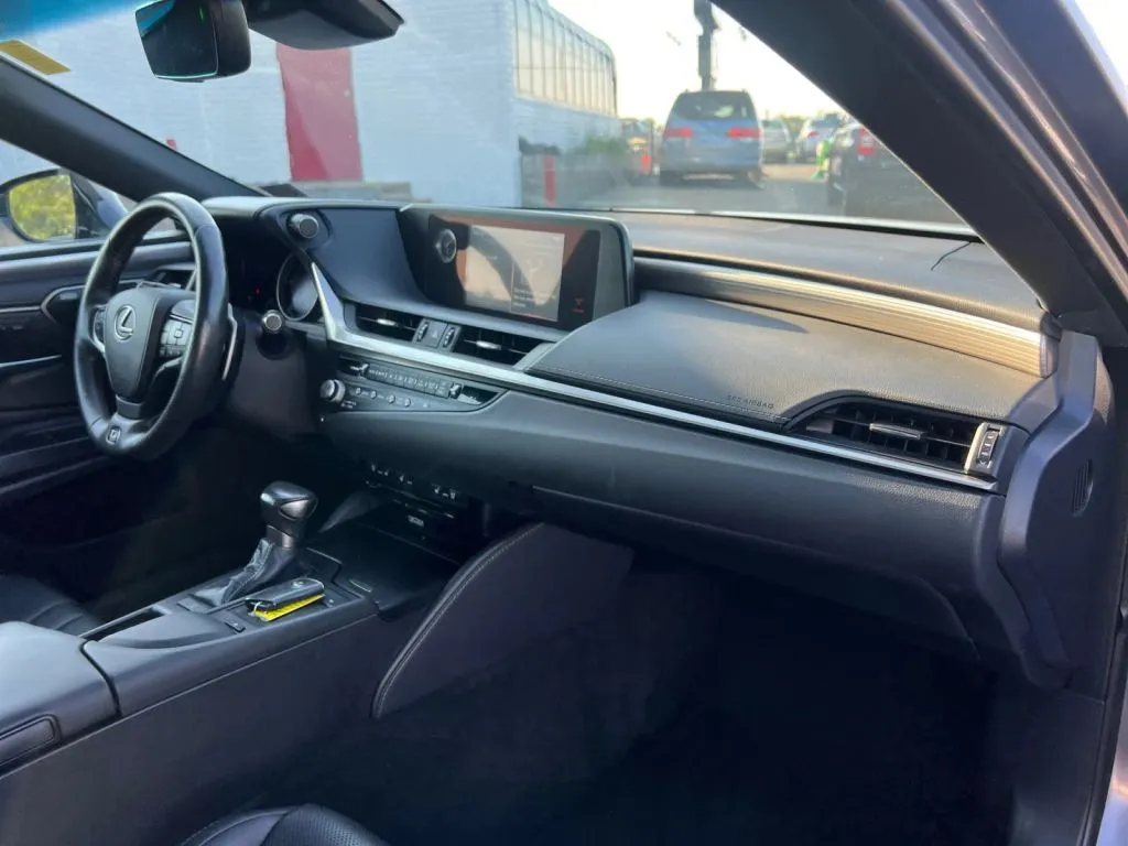 Lexus ES photo 16
