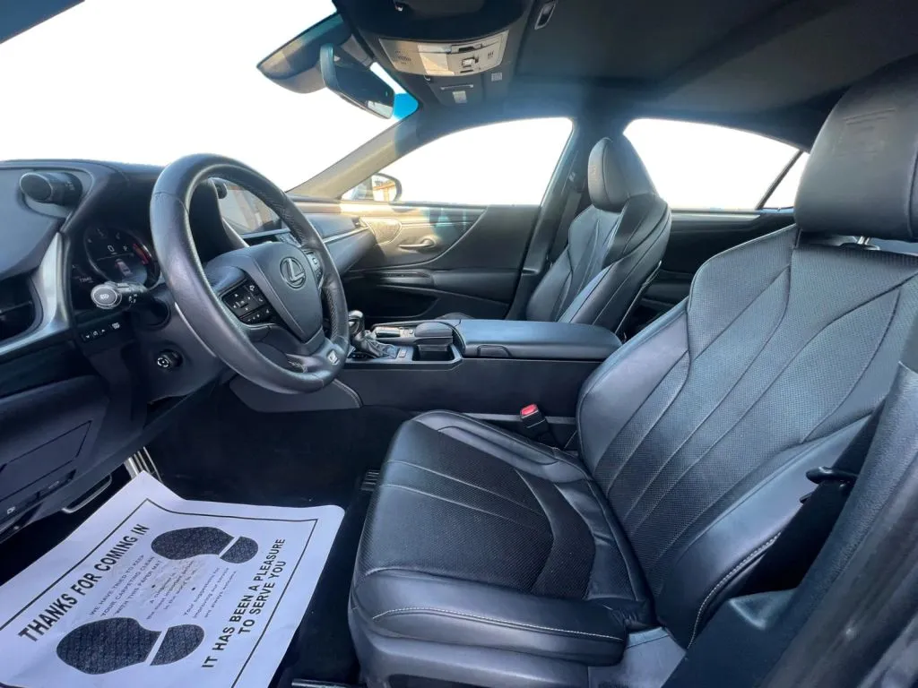 Lexus ES photo 10