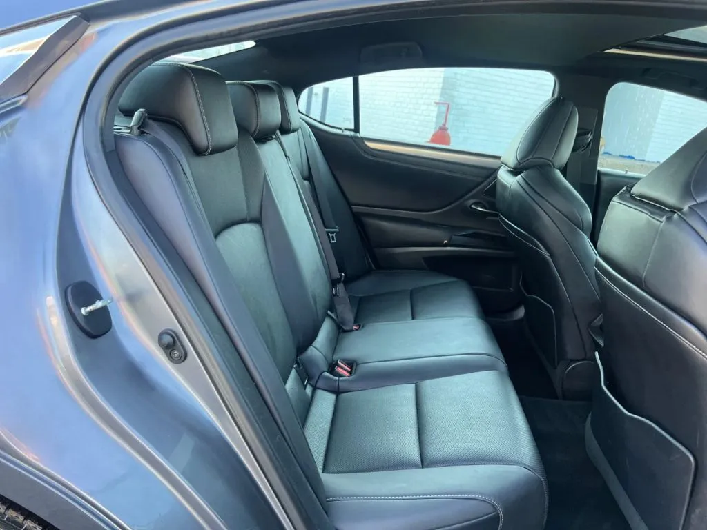 Lexus ES photo 19
