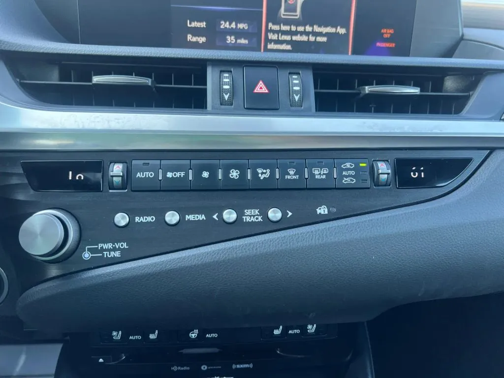 Lexus ES photo 37