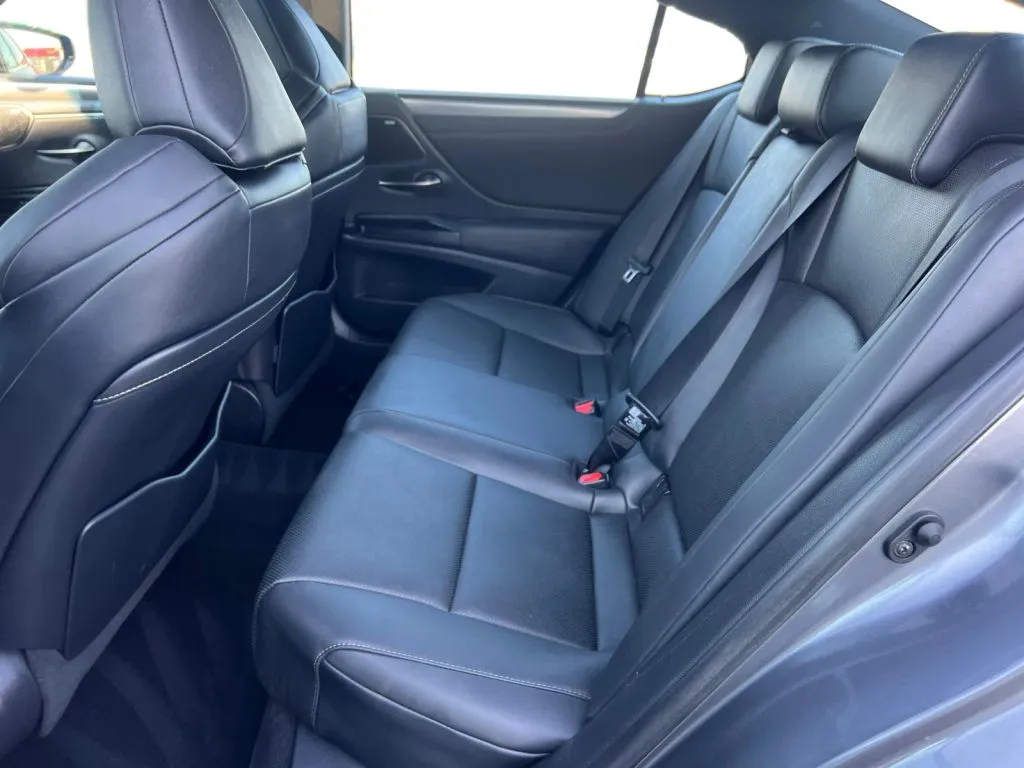 Lexus ES photo 14