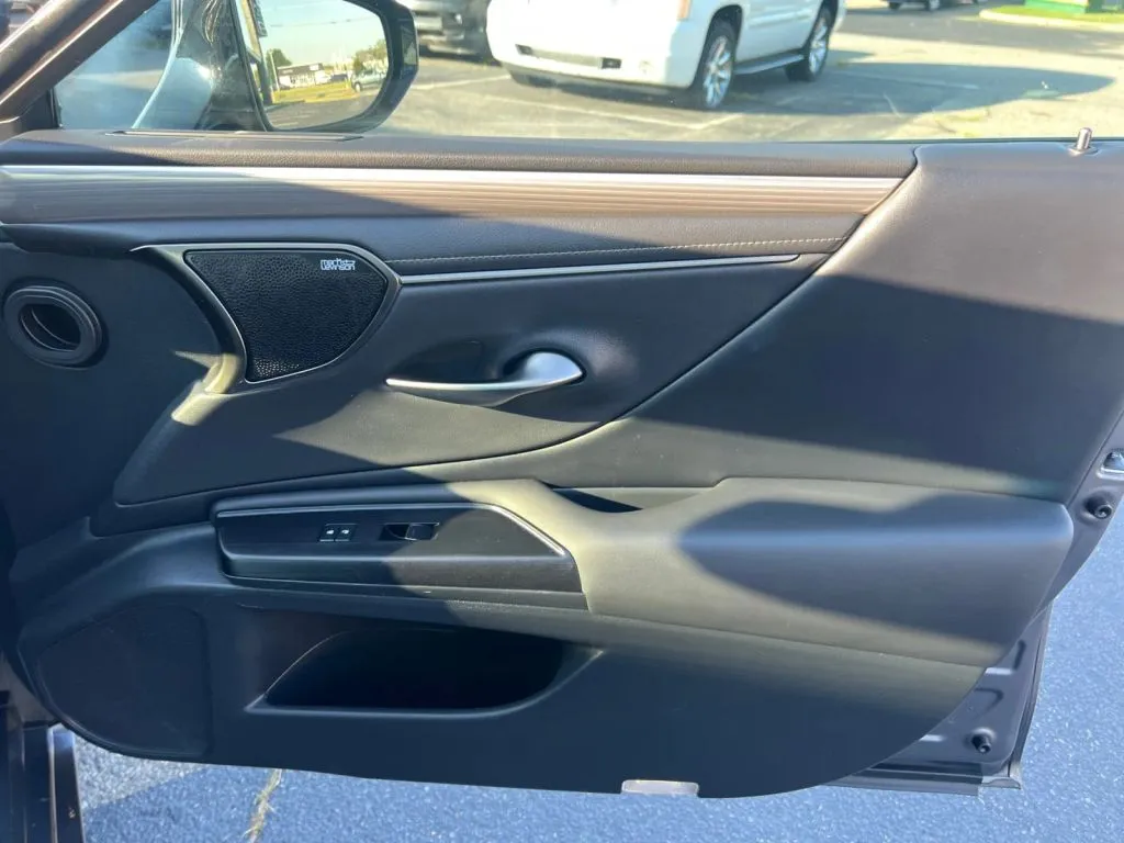 Lexus ES photo 18
