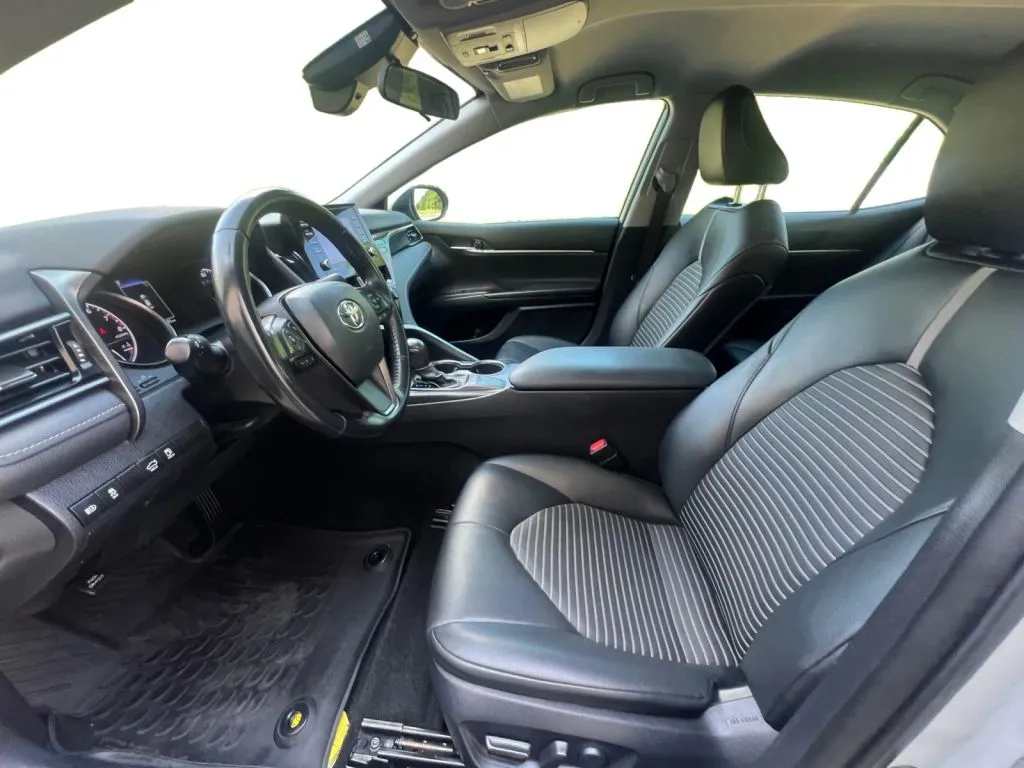 Toyota Camry photo 9