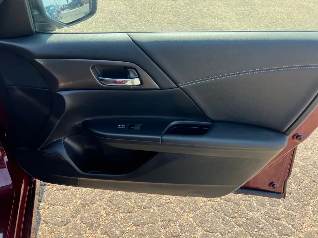 Honda Accord photo 18