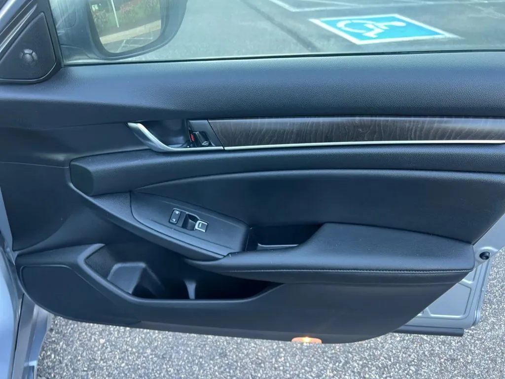 Honda Accord photo 16