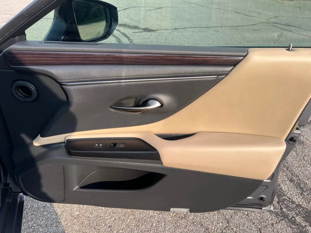 Lexus ES photo 18