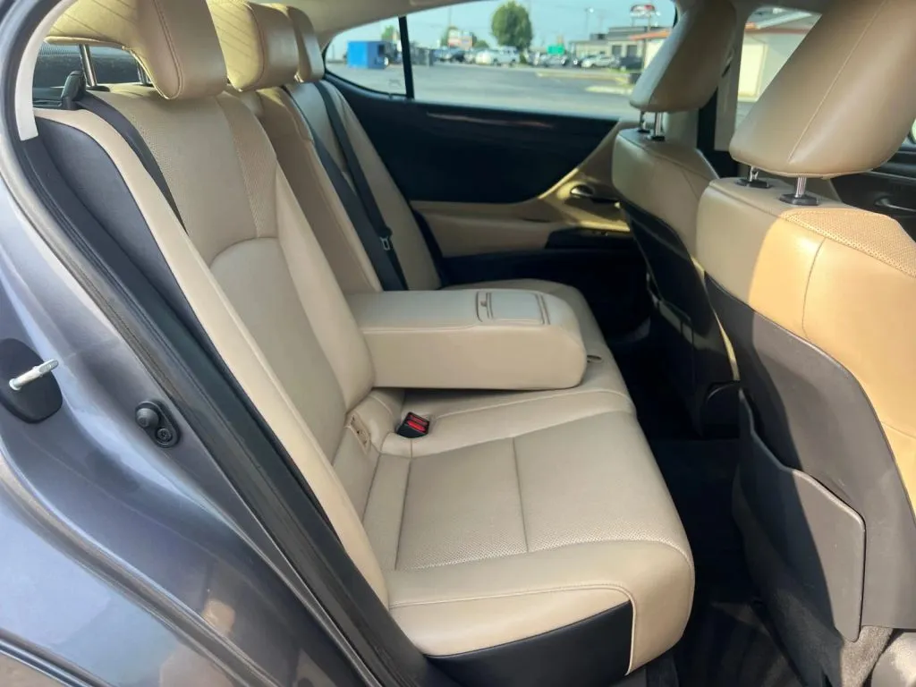 Lexus ES photo 19
