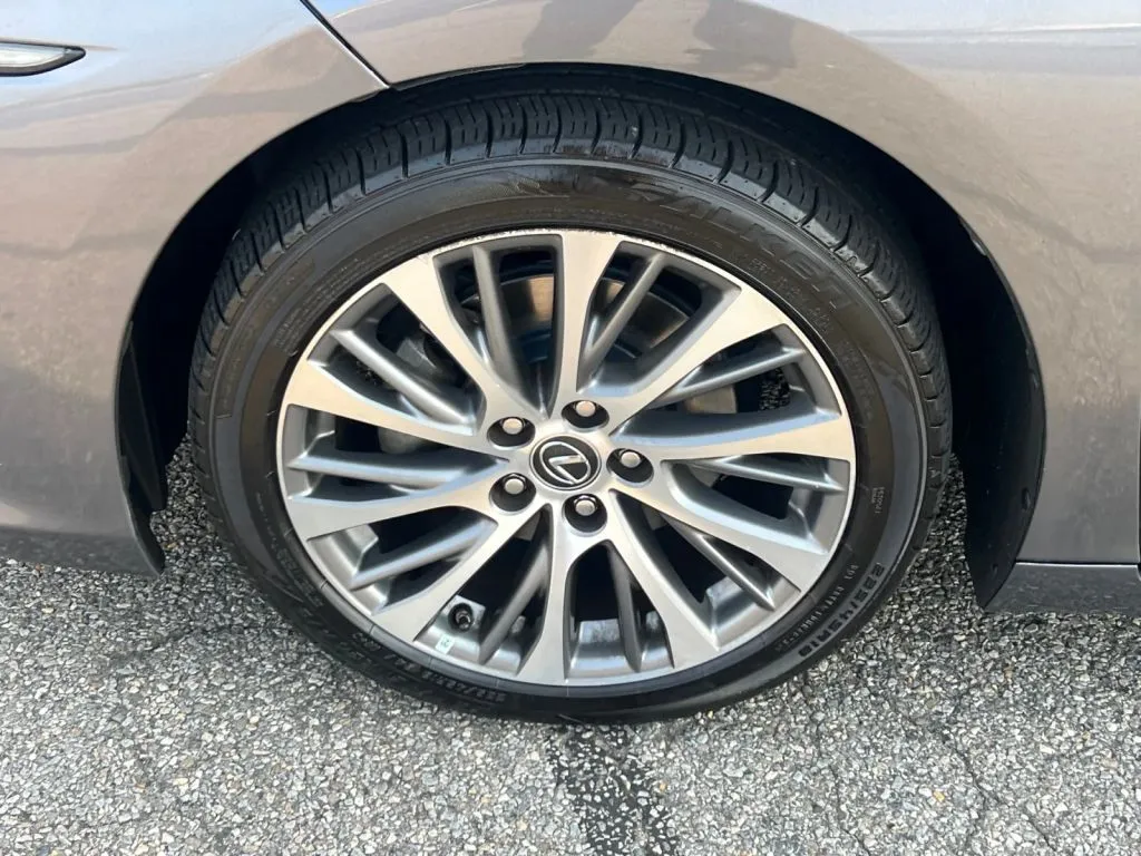 Lexus ES photo 31