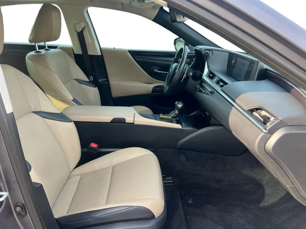 Lexus ES photo 15