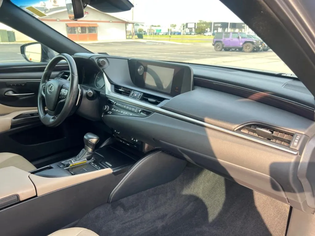 Lexus ES photo 16