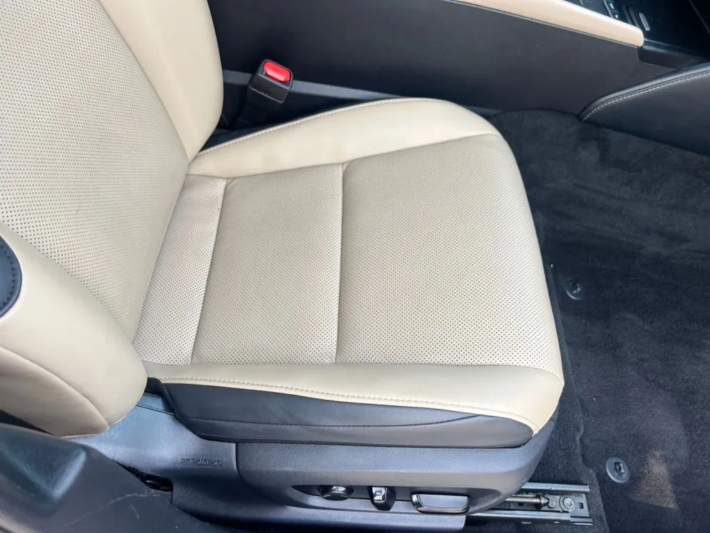 Lexus ES photo 17