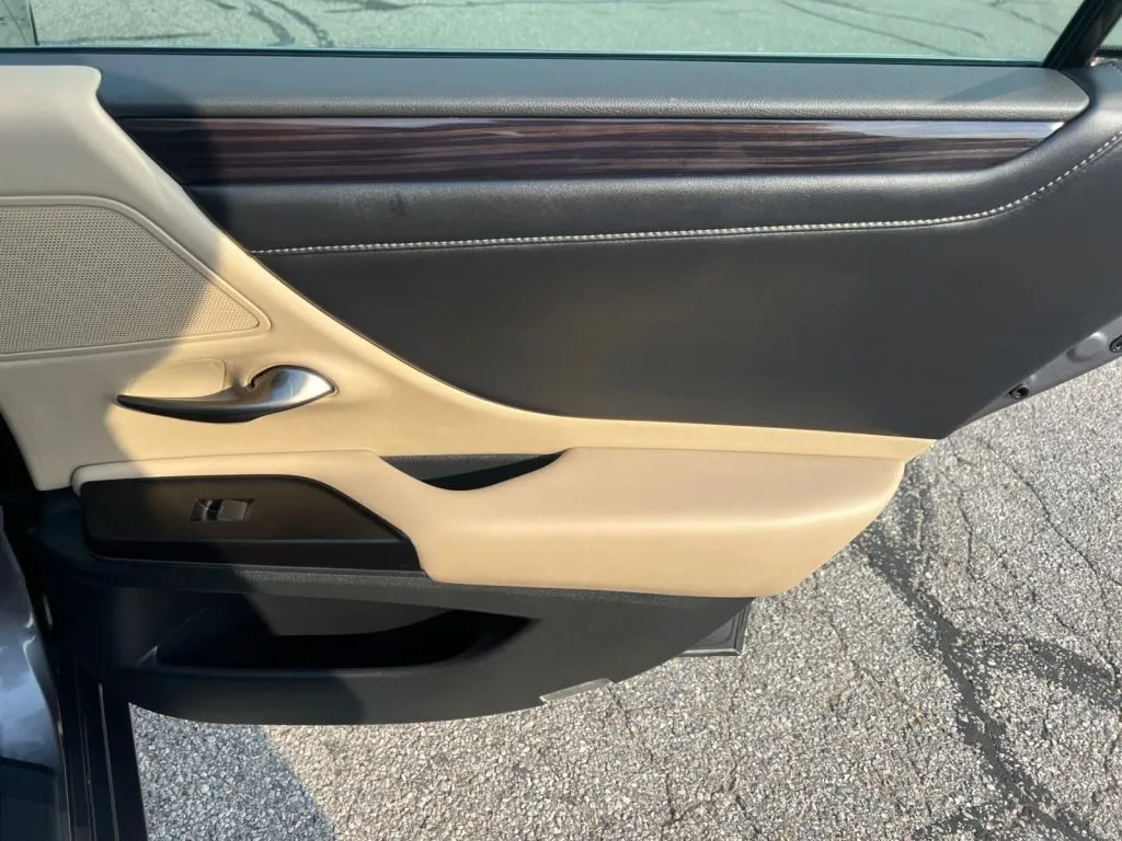 Lexus ES photo 21