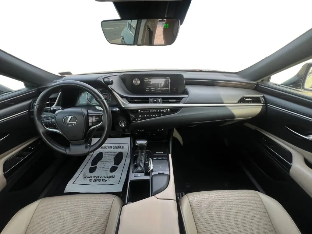 Lexus ES photo 11
