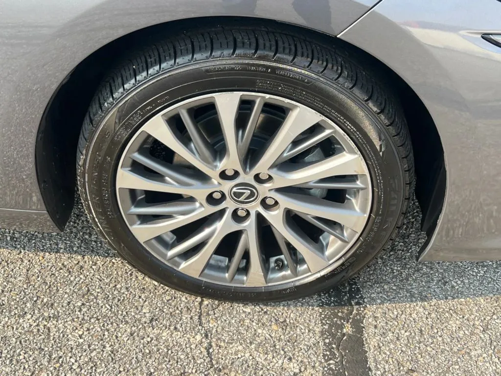 Lexus ES photo 35