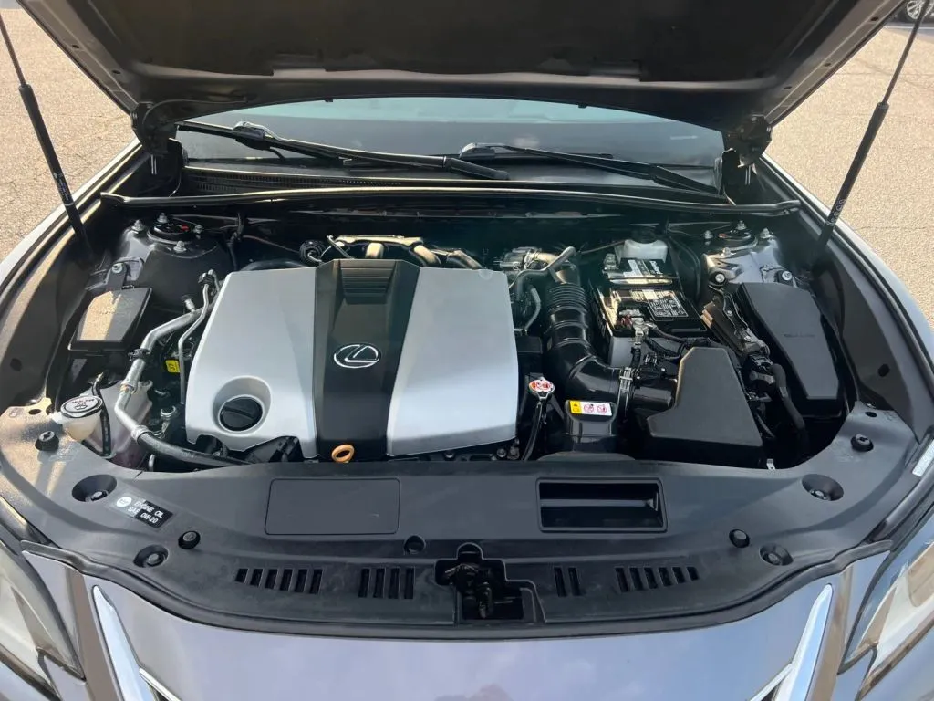 Lexus ES photo 32