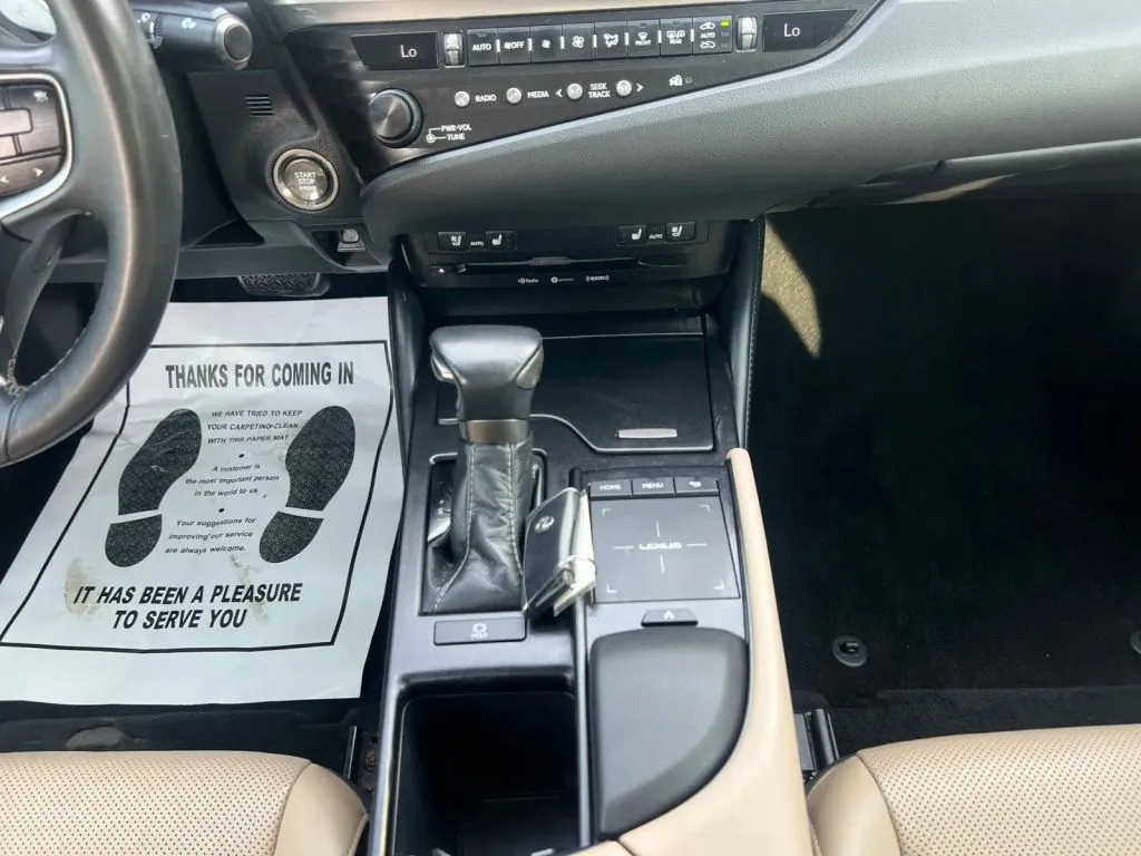 Lexus ES photo 12