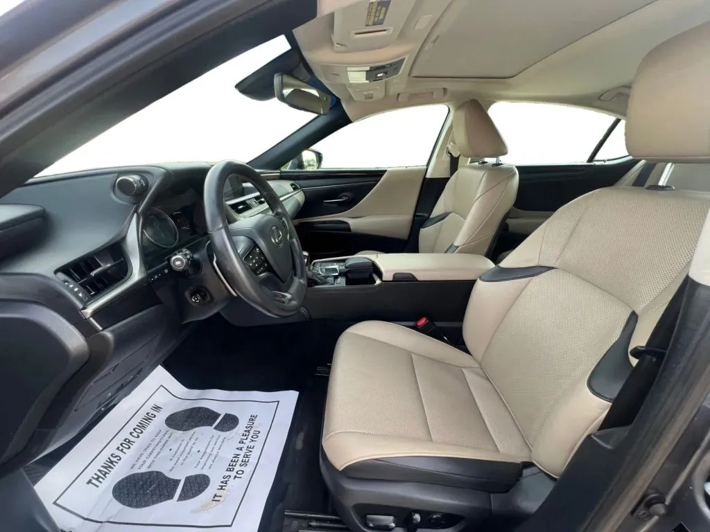 Lexus ES photo 10
