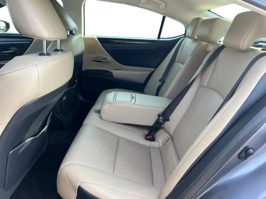 Lexus ES photo 14