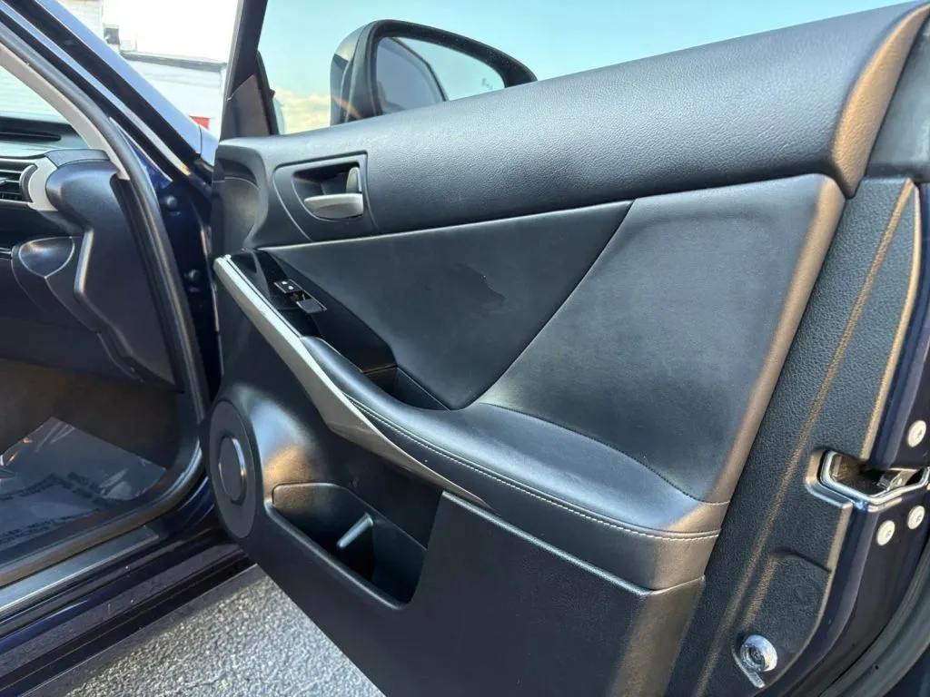 Lexus IS photo 16