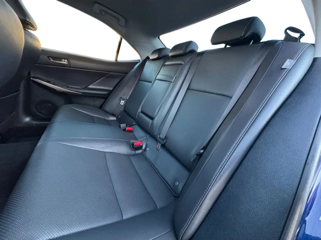 Lexus IS photo 13