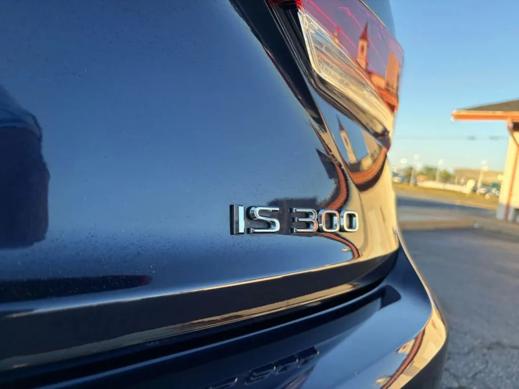 Lexus IS photo 30