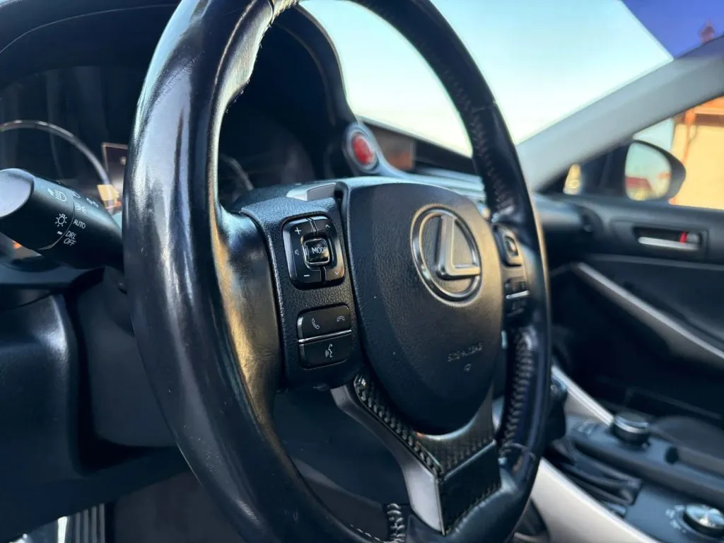 Lexus IS photo 19