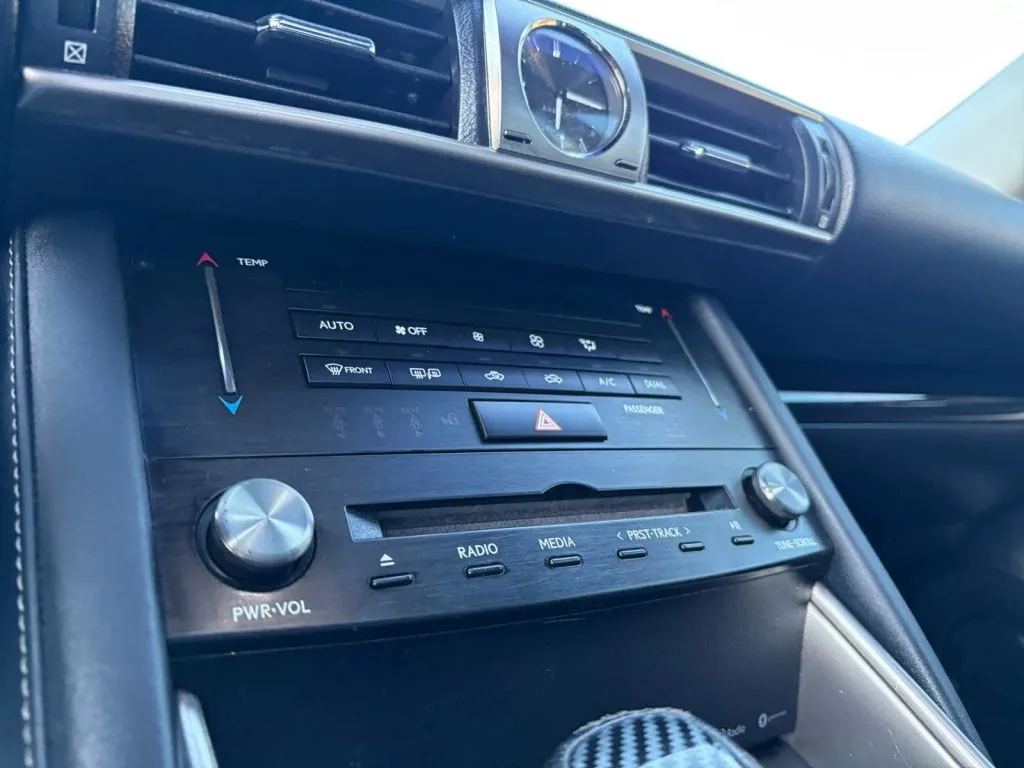 Lexus IS photo 22