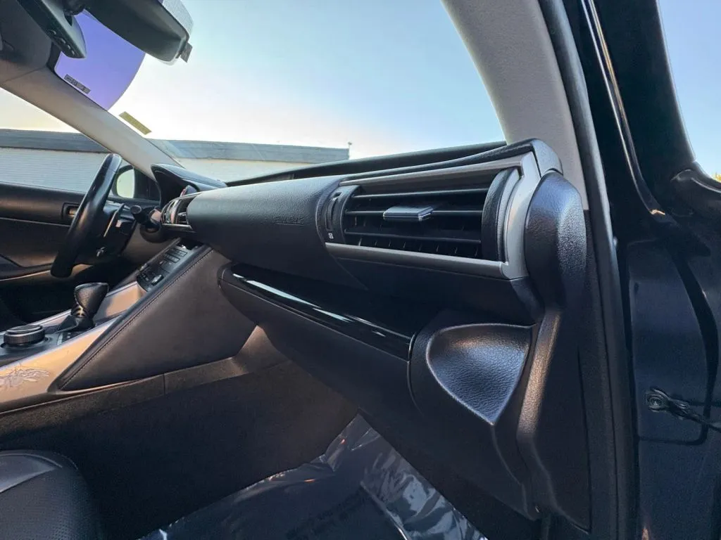 Lexus IS photo 15
