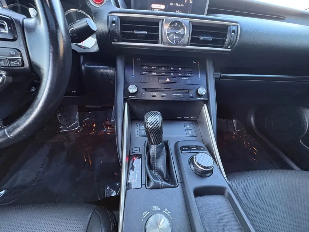 Lexus IS photo 11