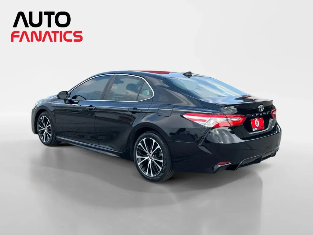 Toyota Camry photo 3
