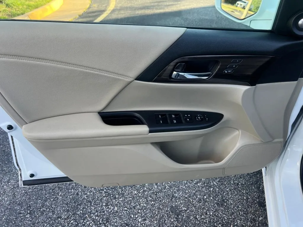 Honda Accord photo 25